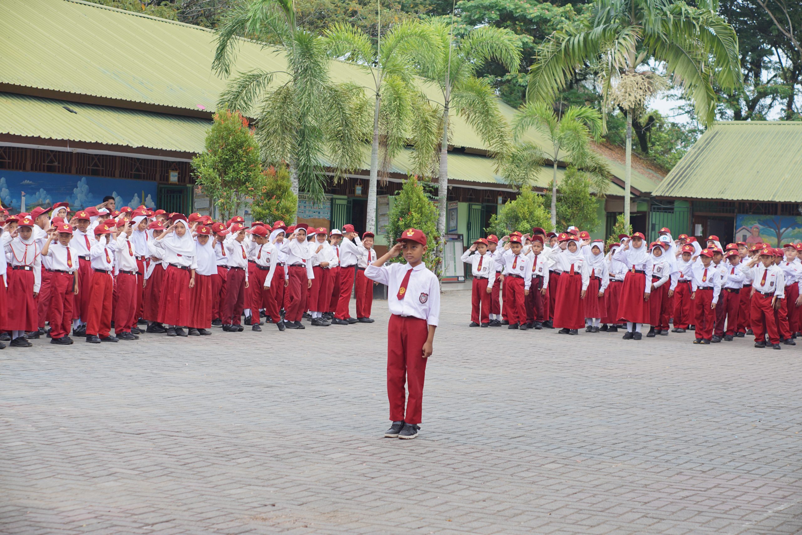 Upacara bendera di sekolah